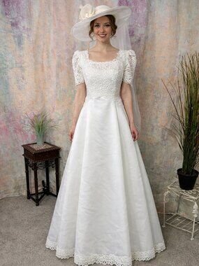📌 Timeless Princess Wedding Gown with Lace Top and Lace Hem Ivory